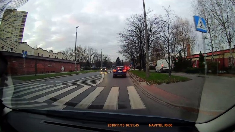 Święta idą, kurierzy na chodniki. Tak się jeździ gdy klient czeka na paczkę