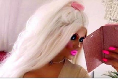 Ma 22 lata i uważa, że wygląda jak Barbie. Dzięki swoim filmom w sieci zarabia fortunę