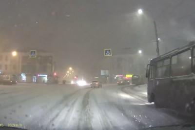 To jest ciężko ogarnąć. Stoisz sobie na czerwonym, a tu przed tobą taka akcja