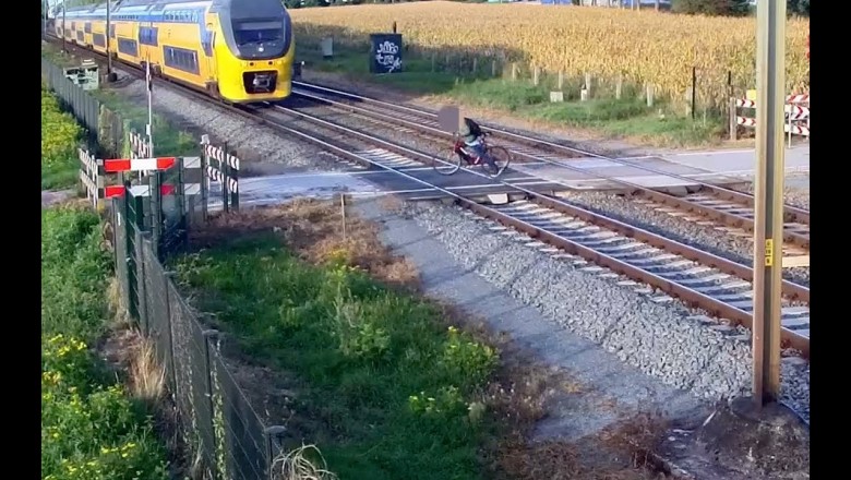 Rowerzysta oszukał przeznaczenie na przejeździe kolejowym. Brakowało centymetrów