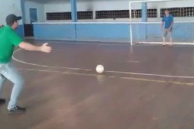 Padł jak kłoda. Po tym trafieniu nie mógł dojść do siebie