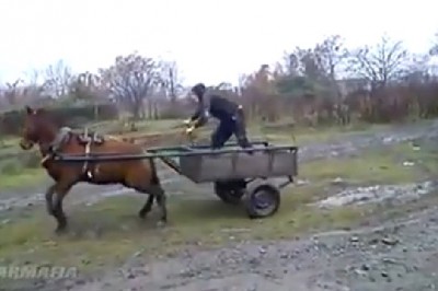 Myślisz, że widziałeś konkretny drift? Zobacz jak się to robi na wiosce, koniem