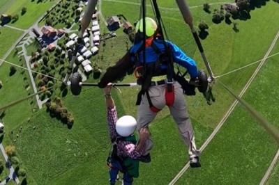 Instruktor wystartował z uczniem nieprzypiętym do lotni. Własną ręką asekurował go przed wypadkiem