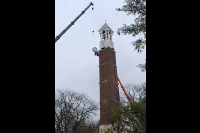 Edek ten zegar to chyba inaczej miał być zamontowany. Dwóch mistrzów budownictwa