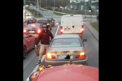 Łysy cwaniak z BMW wyskoczył do innego kierowcy. Nagrał jak się opluł