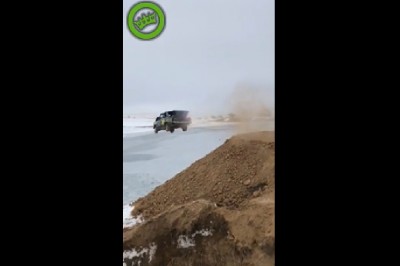 Wskoczył starą Ładą do zamarzniętego jeziora. Nowa dyscyplina sportowa?