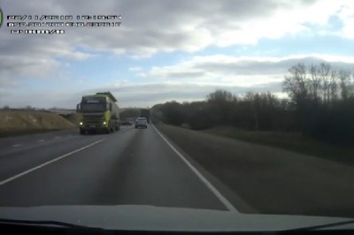 Koło oderwane z TIRa trafia w osobówkę. Nie spodziewali się takich konsekwencji