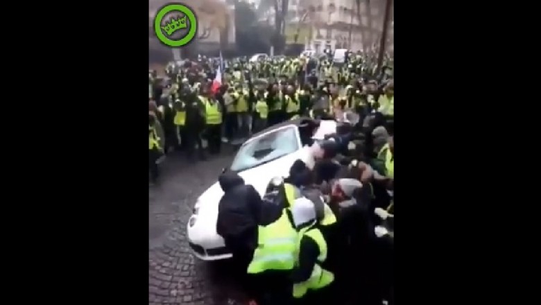 Wywrócili Porsche na dach. Zdenerwowany tłum w Paryżu niszczy auto