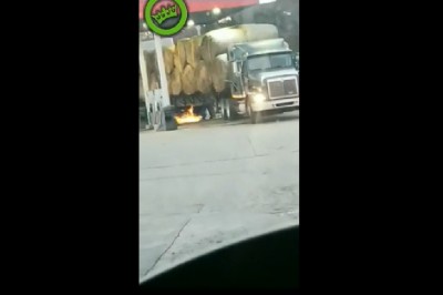 Edek żadnej pracy się nie boi. Wyskoczył z palnikiem do naczepy ze słomą