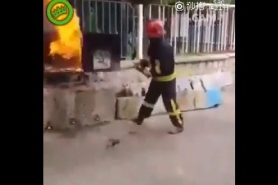 Strażak pokazuje jak użyć Coli jako gaśnicy. Aż takiego efektu się nie spodziewałem