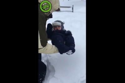 Ojciec roku i zabawa z dzieckiem na śniegu. Tego nie przewidział