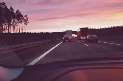 BMW i Audi blokują TIRa na autostradzie za zbyt długie wyprzedzanie
