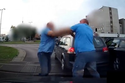 Dwóch łysych i Grażyna. Wyskoczyli do siebie z łapami na rondzie