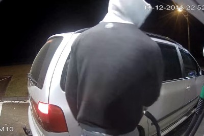 Nagrali go jak „pożyczał” paliwo na stacji. Myślał, że w kapturze będzie niewidoczny