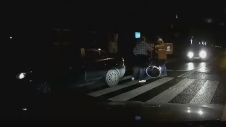 Nagrał jak kierowca auta zaatakował rowerzystę na przejściu dla pieszych - Kraków
