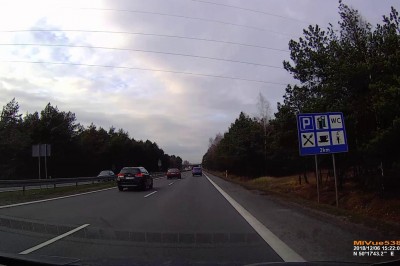 Pirat drogowy w Golfie prawie doprowadził do karambolu. Poczuł się urażony