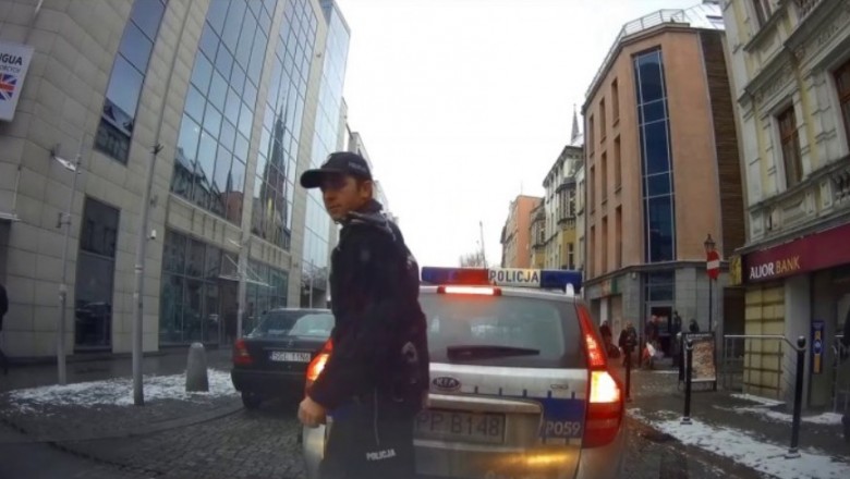 Ziomek ostro opierniczył policjantów blokujących drogę. Filmik wrzucił do internetu