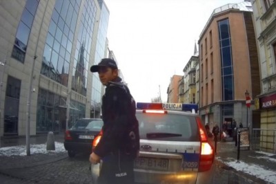 Ziomek ostro opierniczył policjantów blokujących drogę. Filmik wrzucił do internetu
