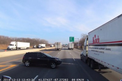 Wleciał Vanem w dwa TIRy. Groźnie wyglądający wypadek na autostradzie