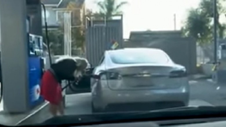 Blondynka na stacji paliw próbuje zatankować elektryczny samochód