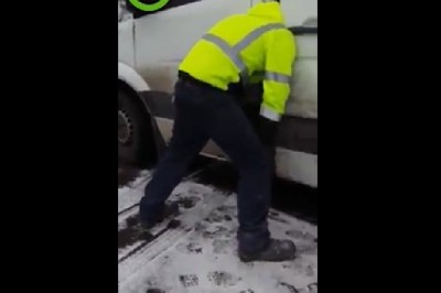 Znaleźli kumpla w takiej pozie przy samochodzie. Nie mogli przestać się śmiać