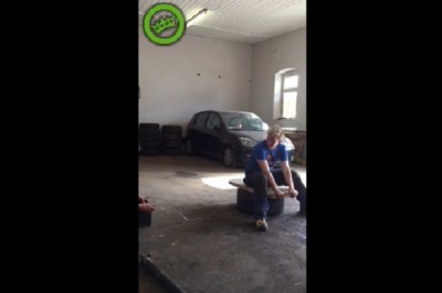 Nie ma to jak zabawy u mechanika. Siadaj Mati nauczymy Cię latania