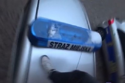Wrzuca do sieci jak niszczy radiowóz straży miejskiej i rozbija butelki w sklepie. Poszukuje go policja