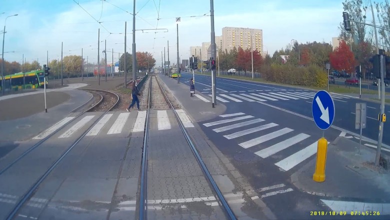 Dziewczyna w słuchawkach wchodzi pod tramwaj - nagranie z Poznania