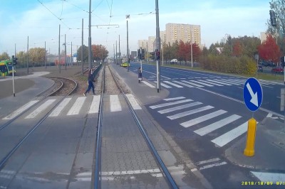 Dziewczyna w słuchawkach wchodzi pod tramwaj - nagranie z Poznania