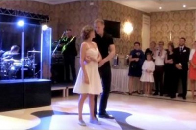 Panna młoda zakłada adidasy i jest gotowa do tańca. Gdy Pan młody ją chwyta goście wstrzymują oddech