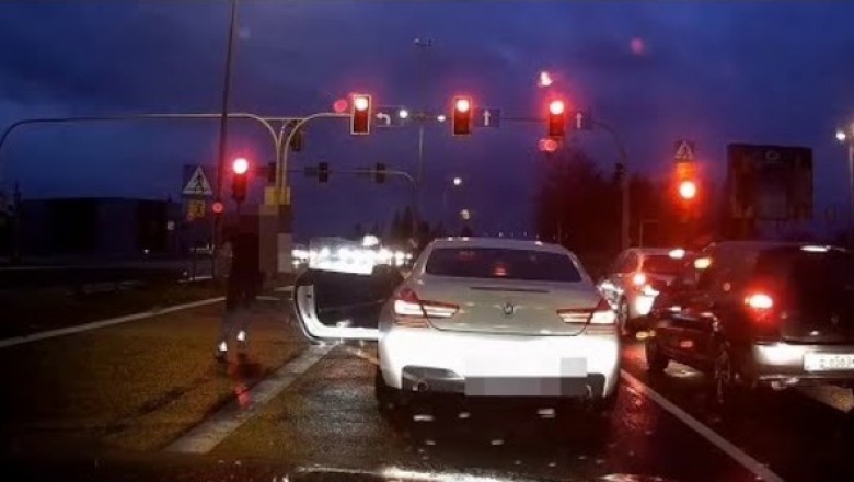 Typ z BMW kręci zadymę na skrzyżowaniu w Czechowicach - Dziecicach i ucieka