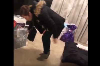 Podchmielona babcia ląduje telemarkiem w prezentach. Tak się kończy świętowanie