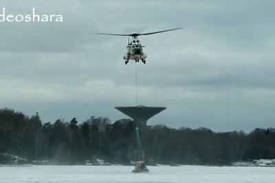 Mają rozmach. Wyciąganie zatopionego traktora za pomocą helikoptera