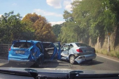 Policyjne nagranie z pościgu za złodziejem. Taranował co popadnie