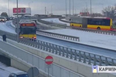 Wrocławski drift. Nagranie jak jeżdżą autobusy po pierwszych opadach śniegu w mieście