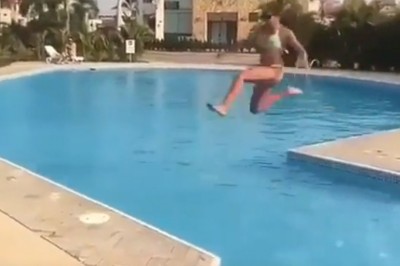 Aż jej okulary z nosa spadły. Brunetka i jej konkretna zabawa nad basenem