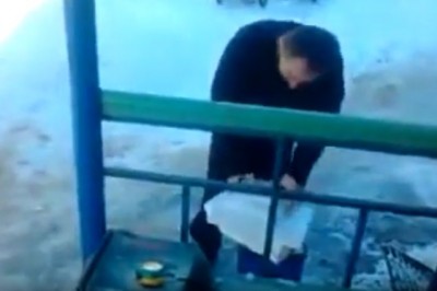 Mietek jest wiejskim mistrzem karate. Odkąd pokazał swoje umiejętności wszyscy go unikają