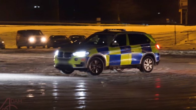 Wyluzowany policjant postanowił wkroczyć między driftujących na śniegu