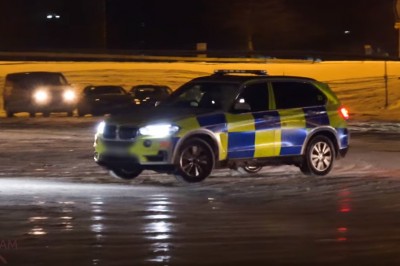 Wyluzowany policjant postanowił wkroczyć między driftujących na śniegu