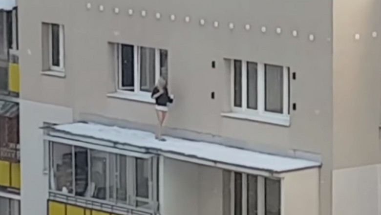 Blondyna robiła sobie selfiaka na dachu bloku w Warszawie. Sąsiad wszystko nagrał