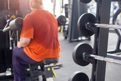 Kobieta z nadwagą zostaje wyśmiana przez stałych bywalców siłowni.Tylko jeden nieznajomy postanowił zareagować