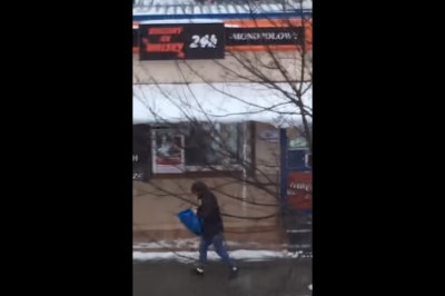 Ziomek nagrał włam do monopolowego na Mokotowie. Prawdziwy akrobata