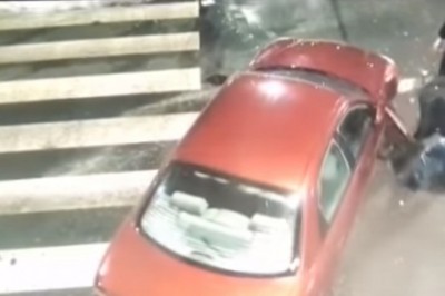 Porobiony typ o mało nie potrącił swojego kumpla. Nagranie z Łodzi 