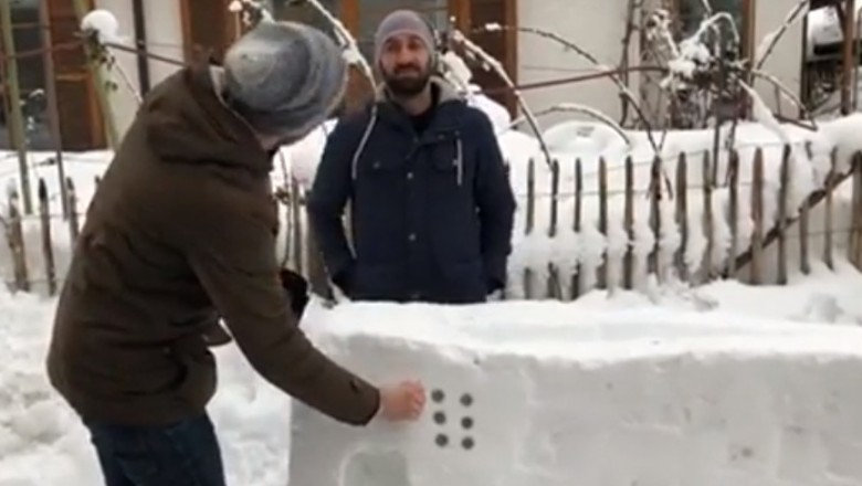 Automat do browara zrobiony ze śniegu. Chłopaki mają wyobraźnię