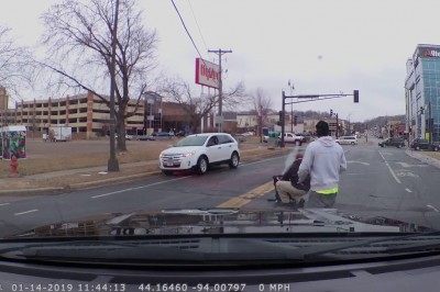 Dziecko wypadło z fotelikiem z auta. Dlatego tak ważne jest zapinanie pasów