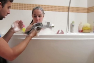 Umył włosy dziewczynie używając płynu do prania. Internetowy żart poszedł bardzo źle