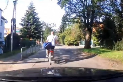 Założył słuchawki i myślał, że jest królem życia na rowerze. Niebezpieczna sytuacja