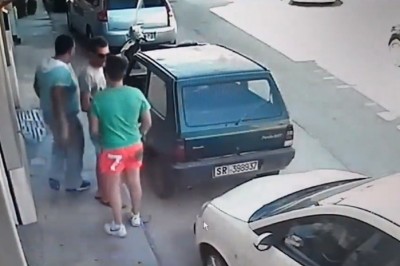 Typom aż szczeny opadły. Nie mógł wyjechać, więc podniósł auto i przestawił