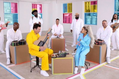 Rozwalili system. Ariana Grande i Jimmy & The Roots wykonują piosenkę na instrumentach Nintendo