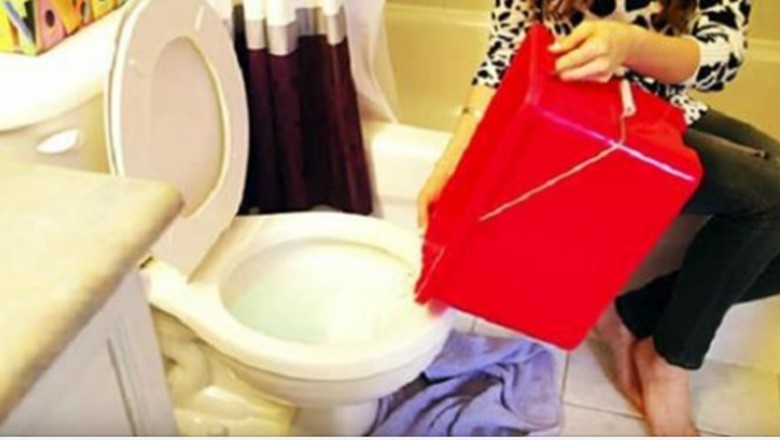Poznaj proste rozwiązanie na zapchaną toaletę jeśli nie masz w domu sprzętu do udrażniania rur. 